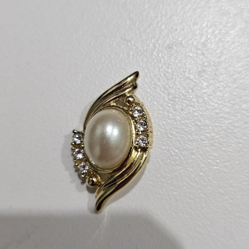 Women's necklace pendant Gold tone and faux pearl
